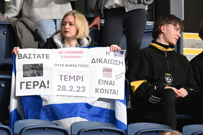 Πλακάτ για τα Τέμπη στο Παγκόσμιο Πρωτάθλημα Κλειστού Στίβου