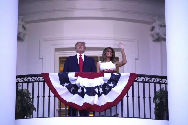 Ντόναλντ και Μελάνια Τραμπ στο μπαλκόνι του Λευκού Οίκου
