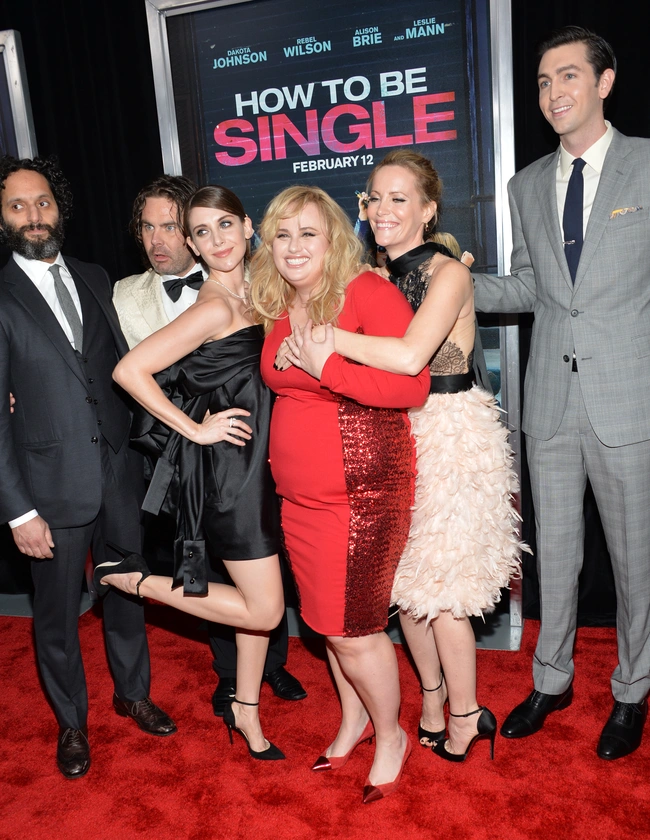 Η Ρέμπελ Γιουίλσον με τους συμπρωταγωνιστές της στην ταινία «How To Be Single»