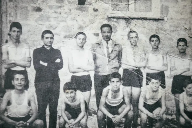 Ο Δημήτρης Μητροπάνος, τρίτος από τα αριστερά στην κάτω σειρά, μαζί με συμμαθητές του, έτοιμοι να παίξουν ποδόσφαιρο.