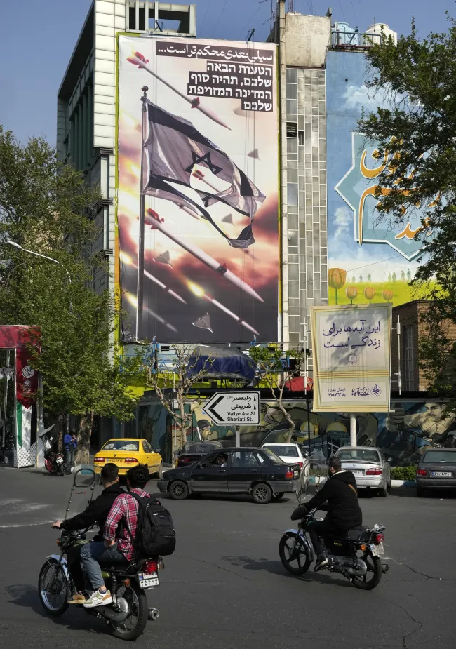 Αντι-ισραηλινό πανό σε ένα κτίριο σε πλατεία στο κέντρο της Τεχεράνης