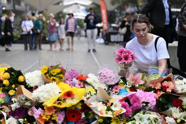 Λουλούδια στον τόπο της επίθεσης στο Σίδνεϊ