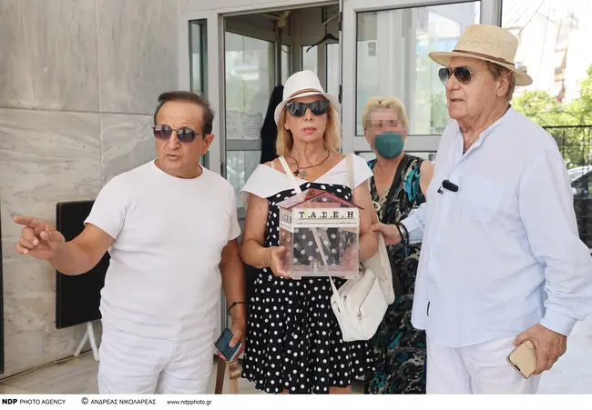 Σπύρος Μπιμπίλας-Δέσποινα Τσολάκη -Κώστας Βενετσάνος στην κηδεία της Δέσποινας Στυλιανοπούλου