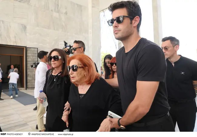 Ο Κώστας Μαρτάκης στην κηδεία της Δέσποινας Στυλιανοπούλου