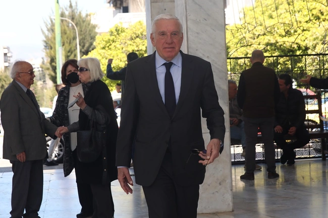 Ο Γιάννος Παπαντωνίου σε κηδεία