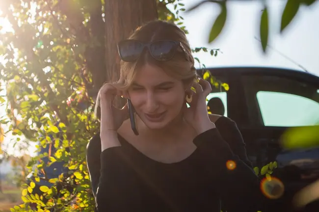 Κοπέλα μιλάει στο κινητό