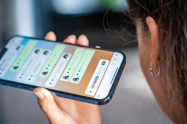 Κοπέλα ακούει τα φωνητικά μηνύματα των φίλων της.