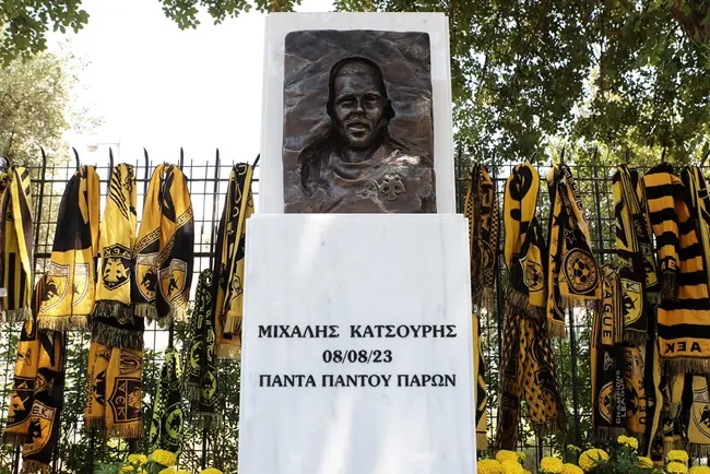 Μνημείο Μιχάλη Κατσούρη