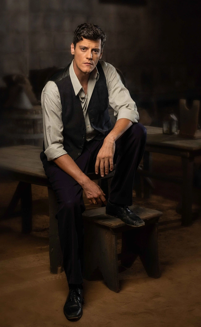 Ο Αλέξανδρος Βάρθης ως Βλάσσης Κατράνης στη σειρά Grand Hotel στον ΑΝΤ1