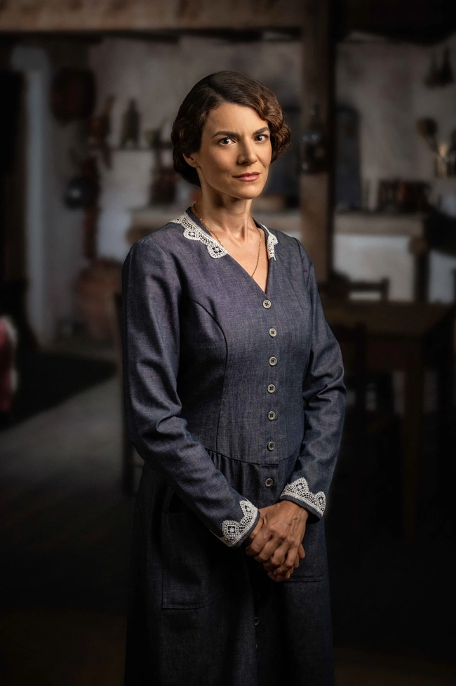 Η Αντιγόνη Φρυδά ως Θεώνη Τσακίρογλου στη σειρά Grand Hotel στον ΑΝΤ1