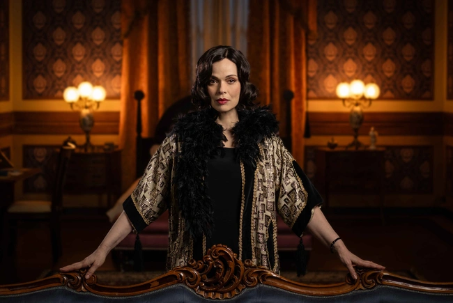 Η Δάφνη Λαμπρόγιαννη ως Κυβέλη Γαζή στη σειρά Grand Hotel στον ΑΝΤ1