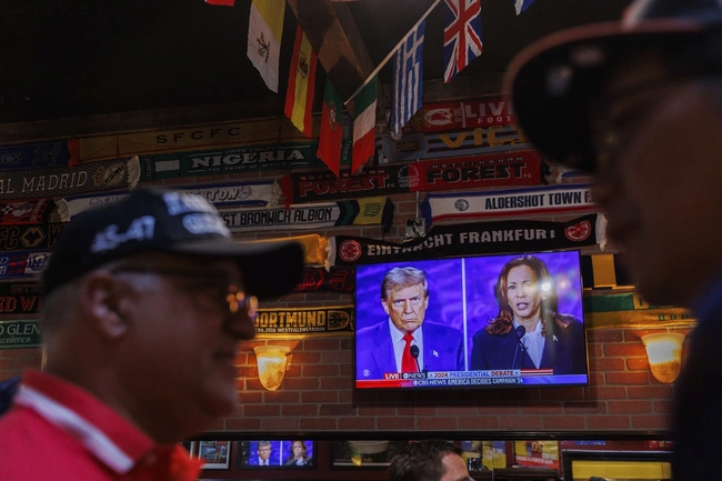 ντιμπειτ τραμπ χαρισ