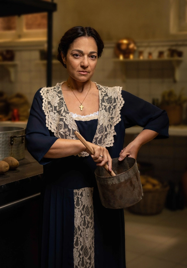 Η Ελένη Καρακάση ως Σουμέλα Παναγιωτίδου στη σειρά Grand Hotel στον ΑΝΤ1