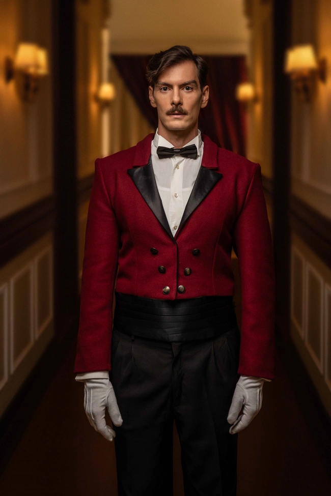 Ο Γιάννης Κουκουράκης ως Πέτρος Ασλάνογλου στη σειρά Grand Hotel στον ΑΝΤ1