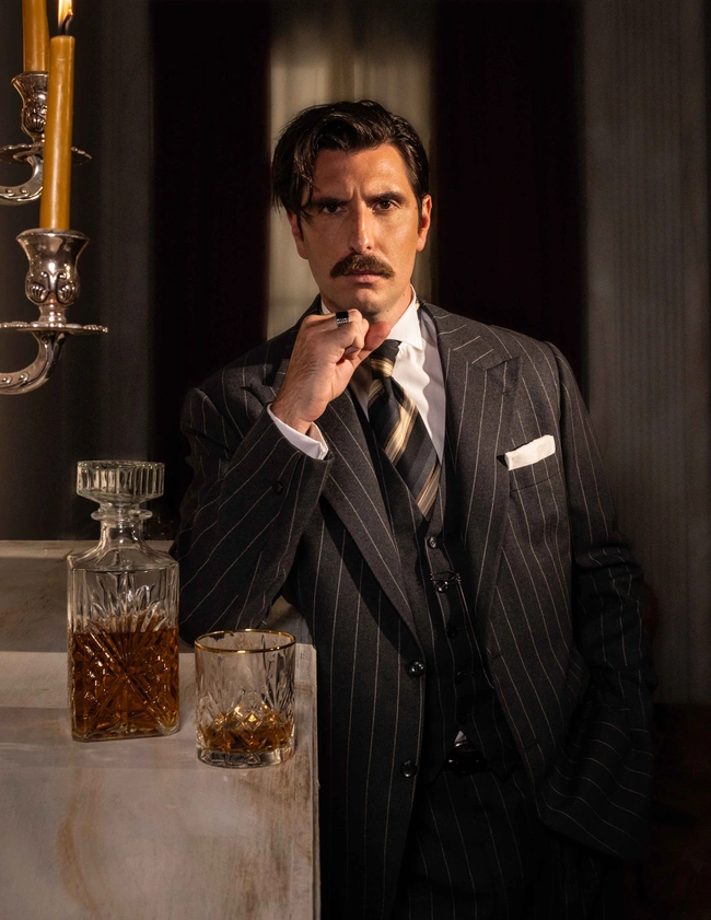 Ο Γιώργος Γεροντιδάκης ως Ρήγας Αλεξίου στη σειρά Grand Hotel στον ΑΝΤ1