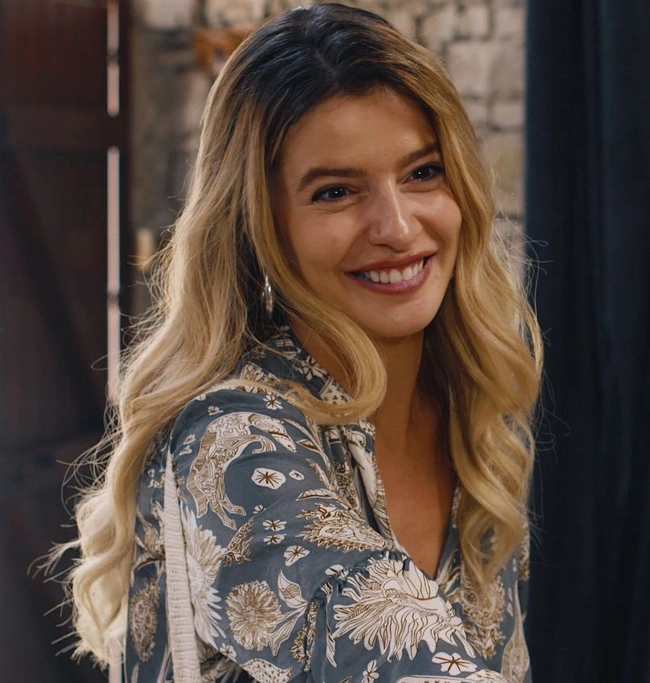 Η Χαριτίνη Ηλιάδου ως Παυλίνα Μαρτάκου στη Γη της Ελιάς στο Mega