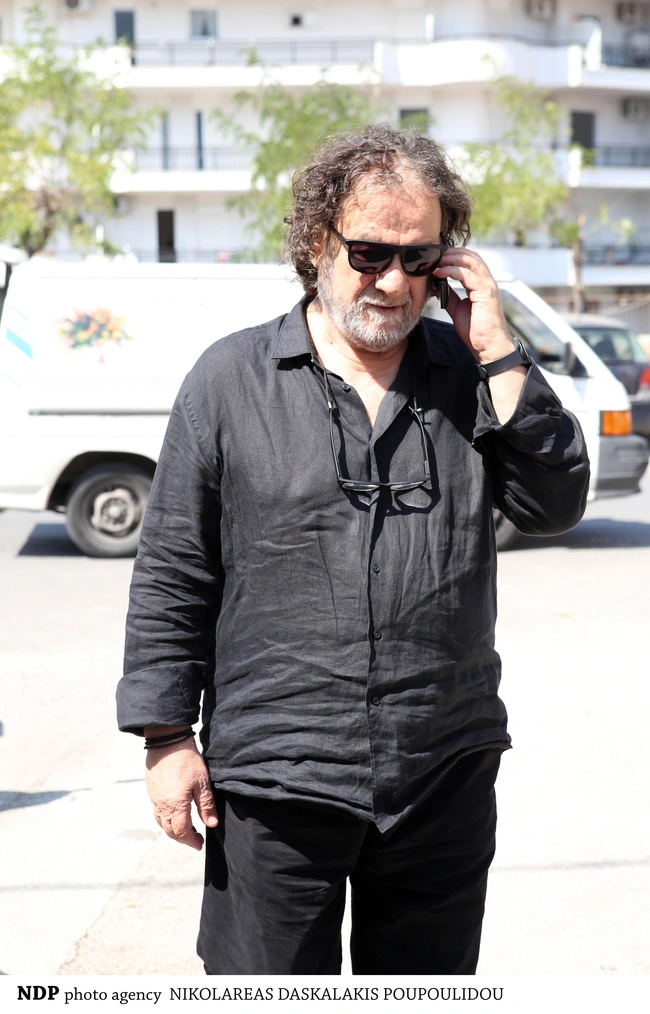 ο μαρκος ταγαρης στην κηδεια του δανη κατρανιδη