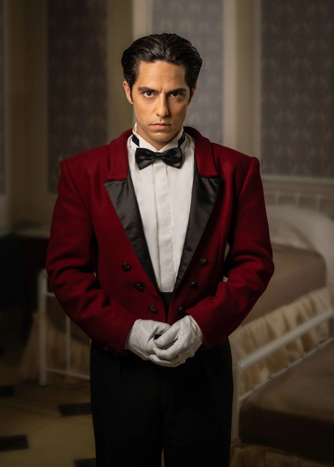 Ο Λάμπρος Κωνσταντέας ως Νικόλας Ψαριανός στη σειρά Grand Hotel στον ΑΝΤ1