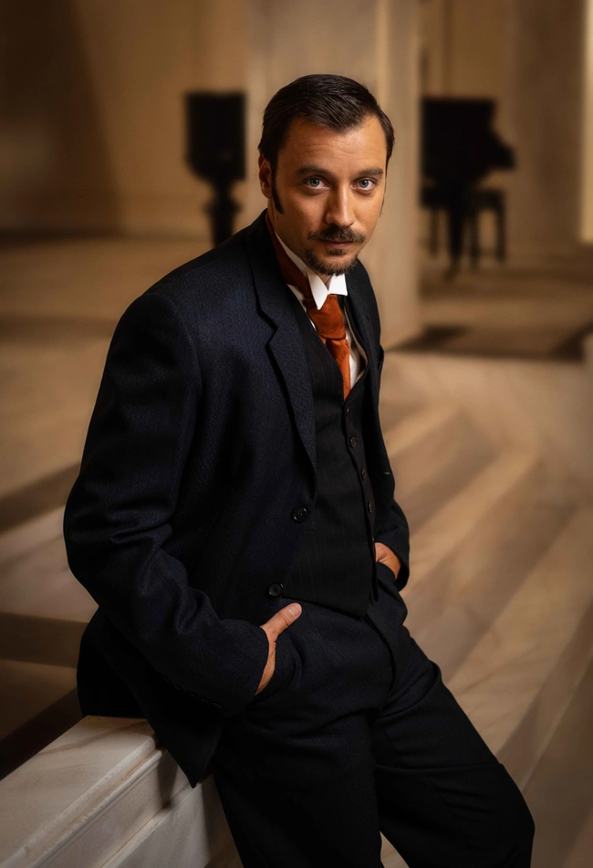 Ο Στάθης Κόικας ως Ιορδάνης Γαζής στη σειρά Grand Hotel στον ΑΝΤ1