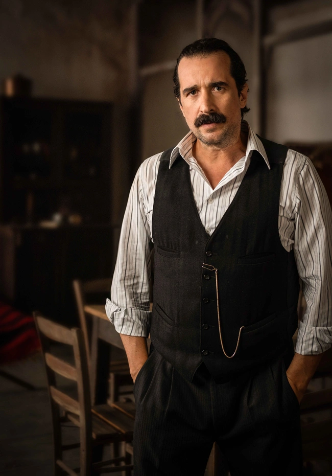 Ο Τάσος Νούσιας ως Χαραλάμπης Ιακωβίδης στη σειρά Grand Hotel στον ΑΝΤ1