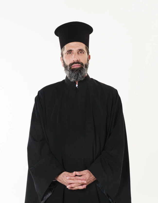 Ο Θανάσης Βισκαδουράκης ως Πατήρ Τιμόθεος στη Γη της Ελιάς