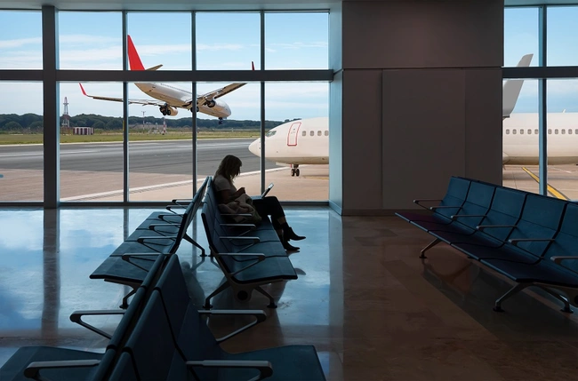 Άτομο περιμένει την πτήση του