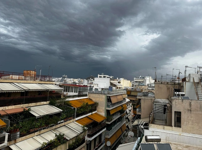 Βρέχει τώρα στην Αθήνα