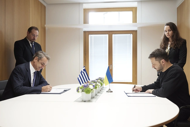 Υπογραφή συμφωνίας από Μητσοτάκη και Ζελένσκι