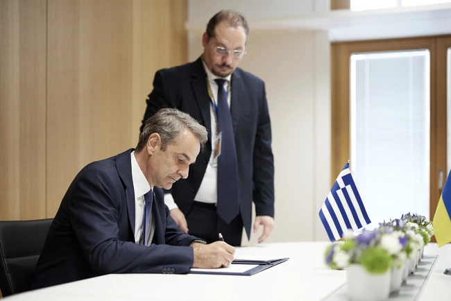 Υπογραφή συμφωνίας από Μητσοτάκη και Ζελένσκι