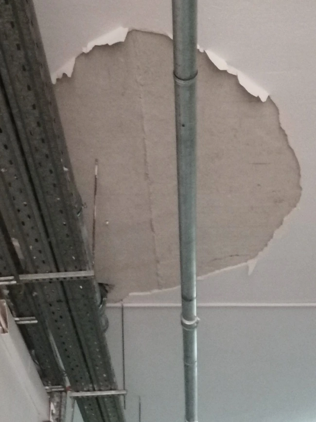 Έπεσε ταβάνι στο ΚΑΤ