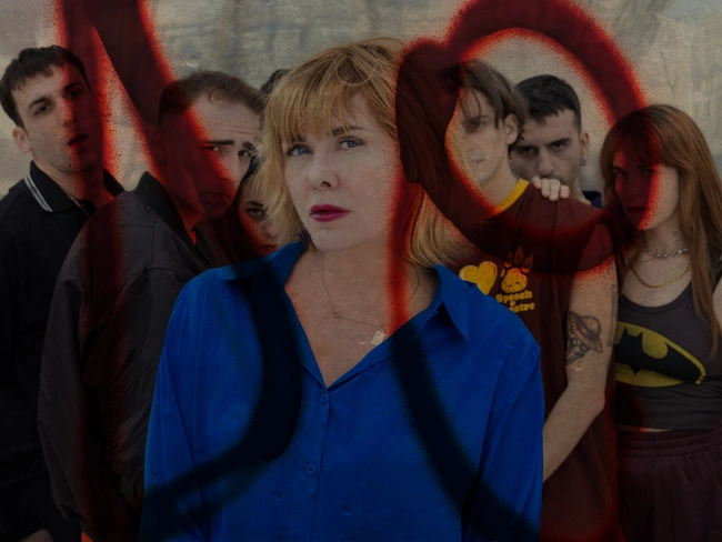 «Η Μέρα της Φούστας»: H Ζωή Χατζηαντωνίου σκηνοθετεί τη Θεοδώρα Τζήμου στο Θέατρο ΔΙΠΥΛΟΝ