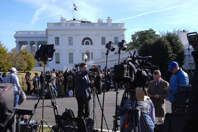 Δημοσιογράφοι συγκεντρωμένοι για τη συνάντηση Μπάιντεν-Τραμπ