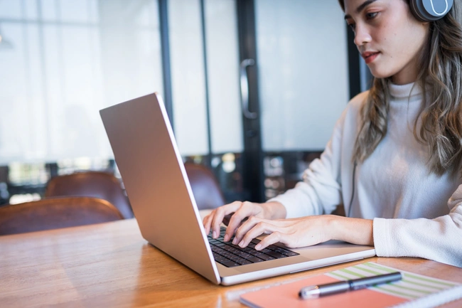 Νέα γυναίκα