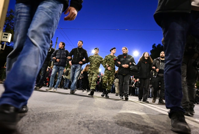 Στρατιώτες στην πορεία του Πολυτεχνείου