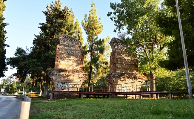  Μέρος των ερειπίων του Αδρειάνειου υδραγωγείου που στέκεται δίπλα σε έναν πεζόδρομο.