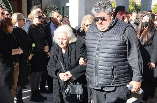 Κηδεία Δημήτρη Ήμελλου - Η μητέρα του ηθοποιού