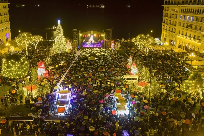 Φωταγώγηση δέντρου στη Θεσσαλονίκη