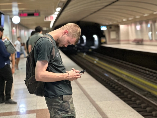 Αγόρι στο μετρό 