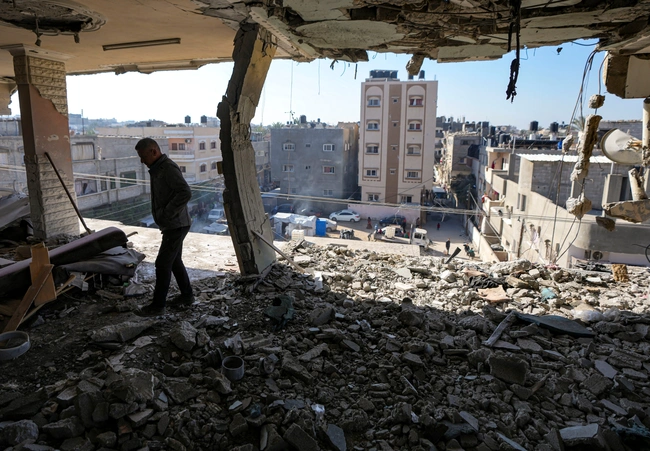 Άνδρας σε συντρίμμια στη Γάζα