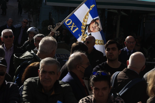 Άνδρας με σημαία Μεταξά στην κηδεία Σημίτη