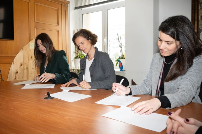 Στιγμιότυπο από την υπογραφή του Μνημονίου Συνεργασίας «Κομμωτές του Αύριο: Στηρίζουμε τη Νέα Γενιά Δημιουργών»