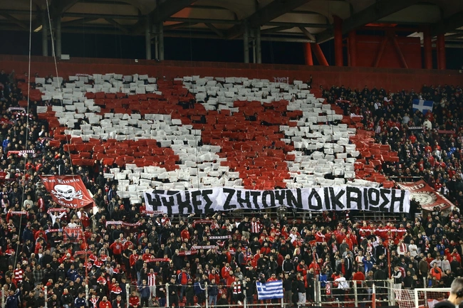 Κορεό Ολυμπιακού για τα Τέμπη