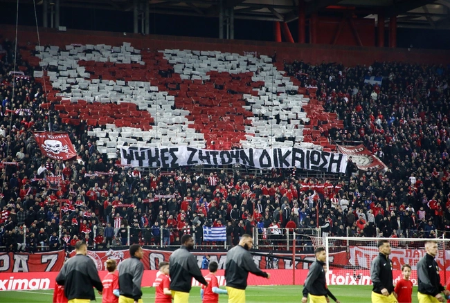 Κορεό Ολυμπιακού για τα Τέμπη