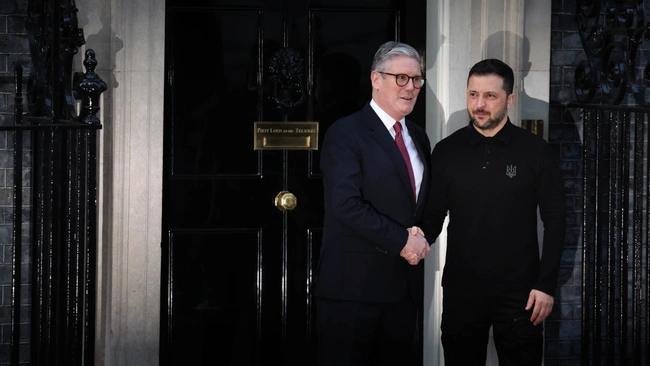 Ο Βρετανός πρωθυπουργός, Κιρ Στάρμερ με τον Βολοντίμιρ Ζελένσκι 