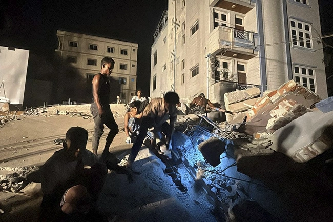 Εθελοντές διασώστες στη Μιανμάρ