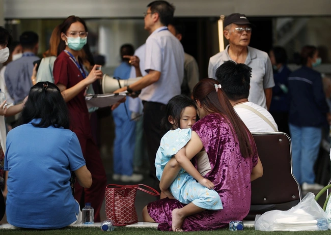 Κάτοικοι στα νοσοκομεία μετά τον σεισμό στη Μιανμάρ