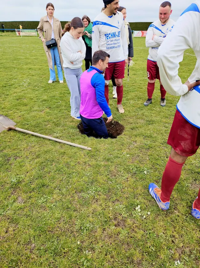 Τρύπα σε ποδοσφαιρικό αγώνα στη Γαλλία
