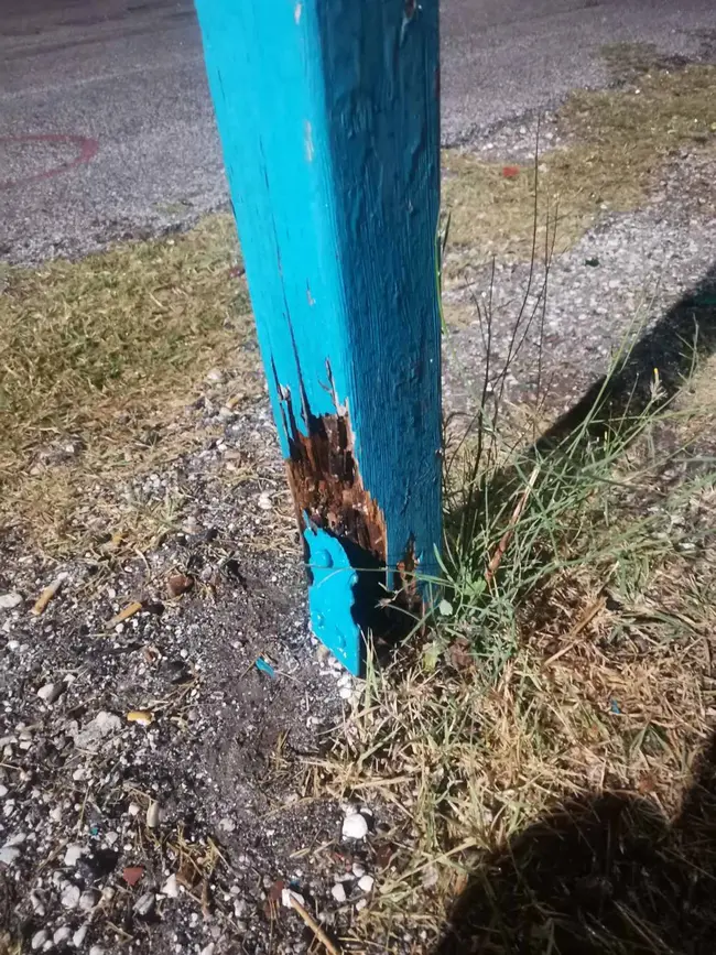 Σαπισμένη κολώνα σε σχολείο στη Θάσο