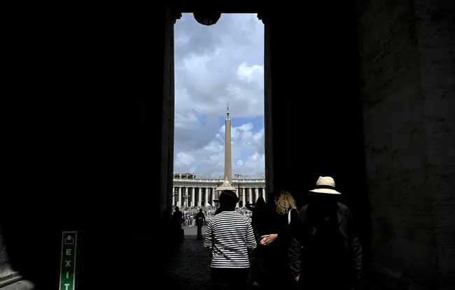 Πολίτες στο Βατικανό πριν το Κονκλάβιο