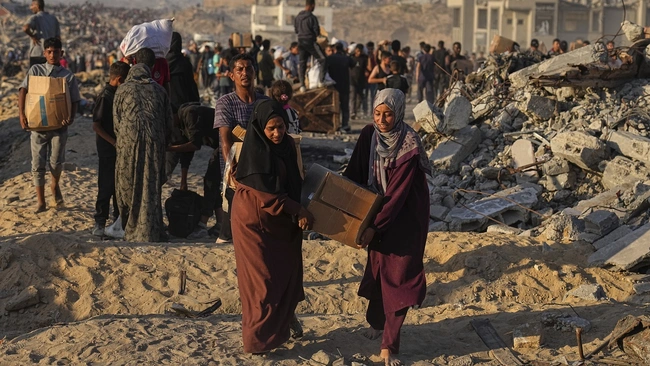 Παλαιστίνιοι παραλαμβάνουν ανθρωπιστική βοήθεια στη Γάζα
